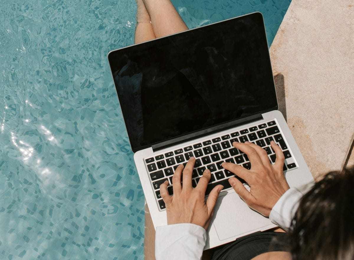 Voyager connecté, mais en sécurité : les bonnes pratiques à adopter au quotidien et en déplacement